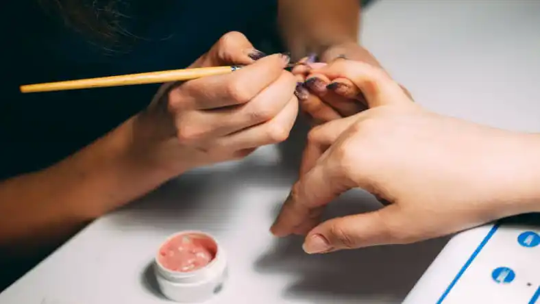 آموزش کاشت ناخن پلی ژل