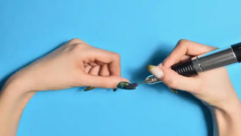 قلم کاشت ناخن را چگونه تمیز کنیم