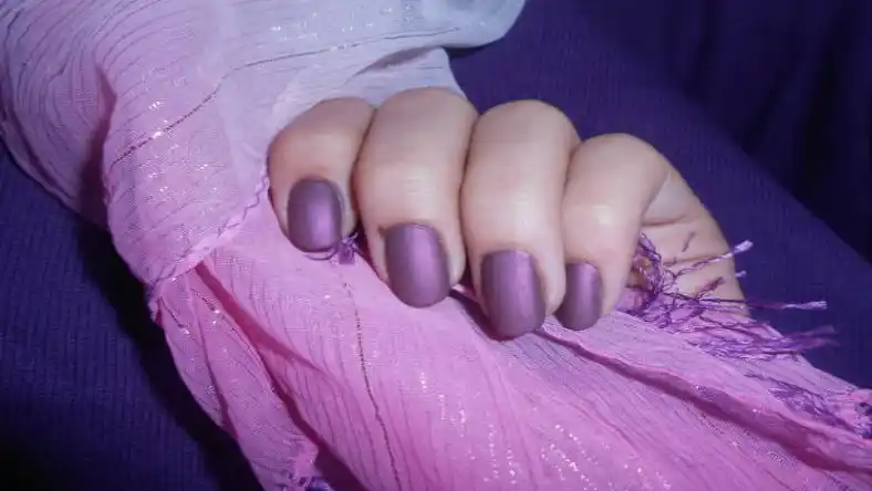 ناخن کاشتم رنگ زردچوبه گرفته