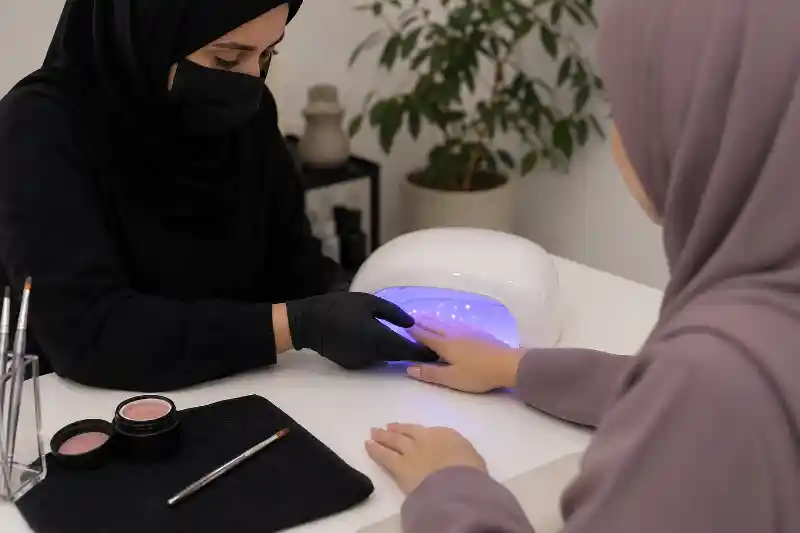 بهترین مدرس کاشت ناخن