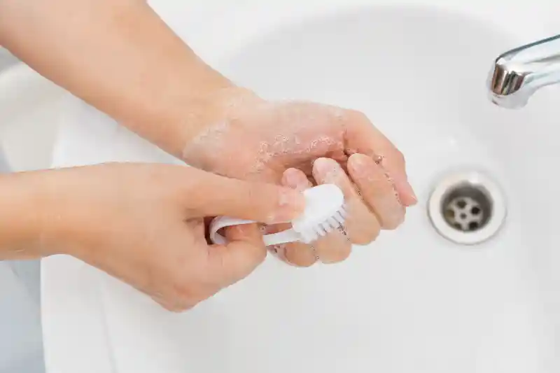 مسواک مخصوص زیر ناخن