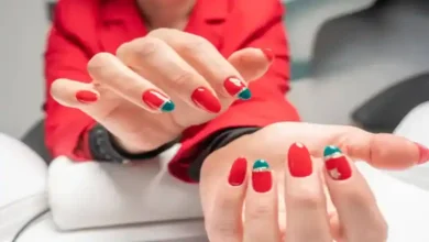 طراحی ناخن با لاک‌های رنگی مختلف