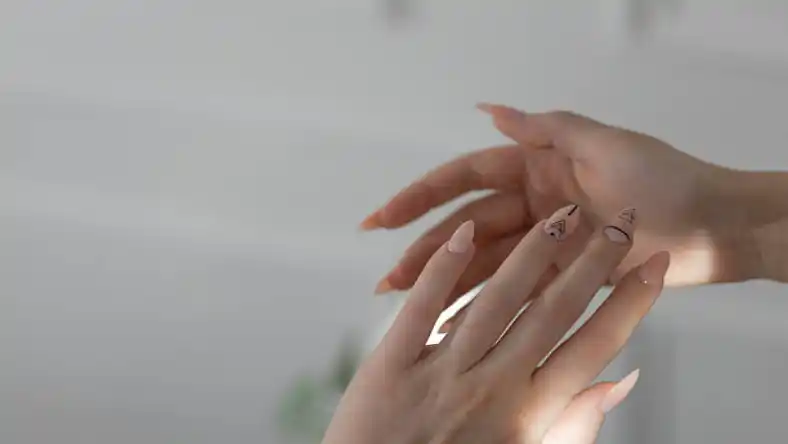 چگونه کاشت ناخن را یاد بگیرم