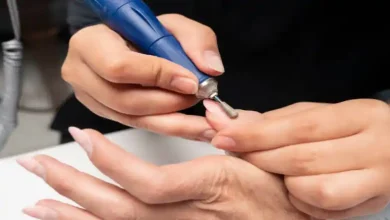 برداشتن کاشت ناخن در سالن
