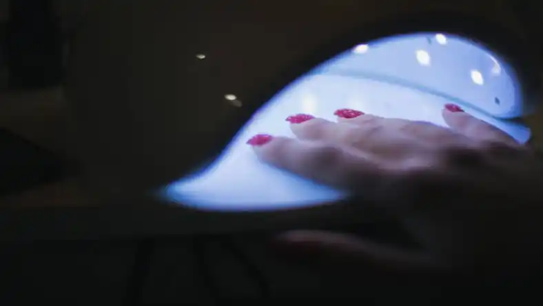 ترمیم ناخن شکسته با دستمال کاغذی