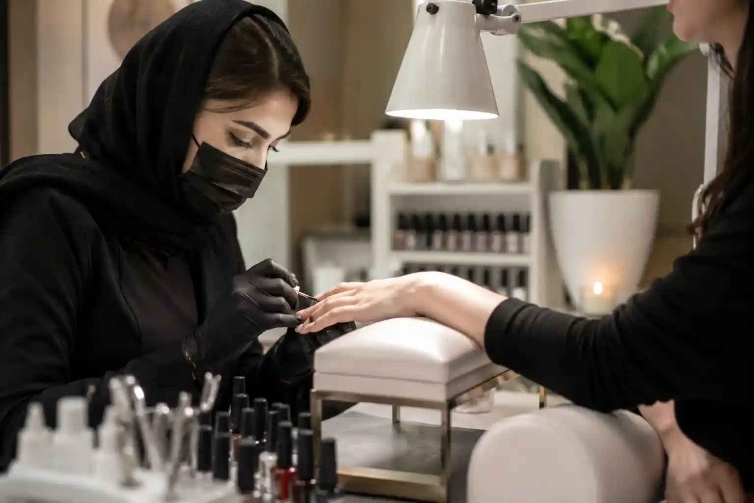مانیکور ناخن در ارایشگاه