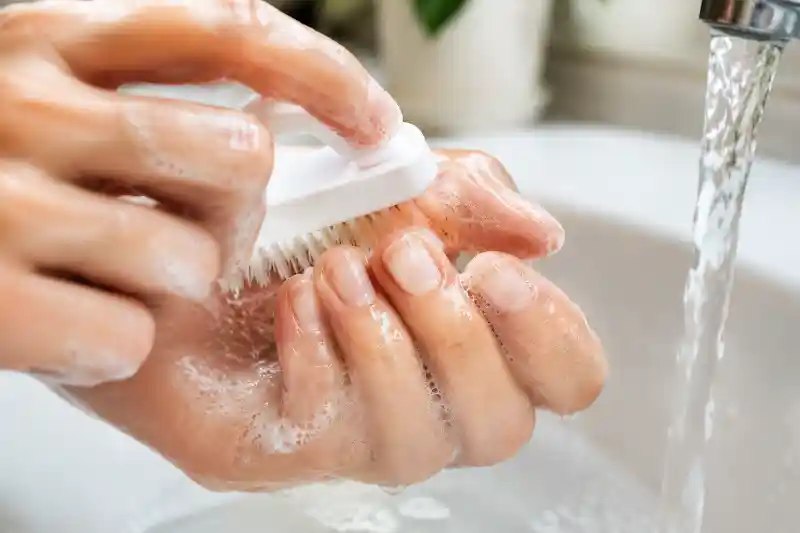 چگونه زیر ناخن را تمیز کنیم